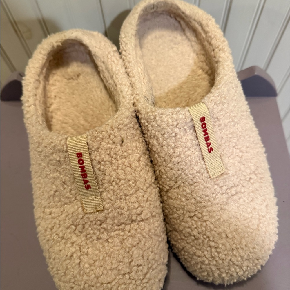 Bombas Beige Fleece Slippers